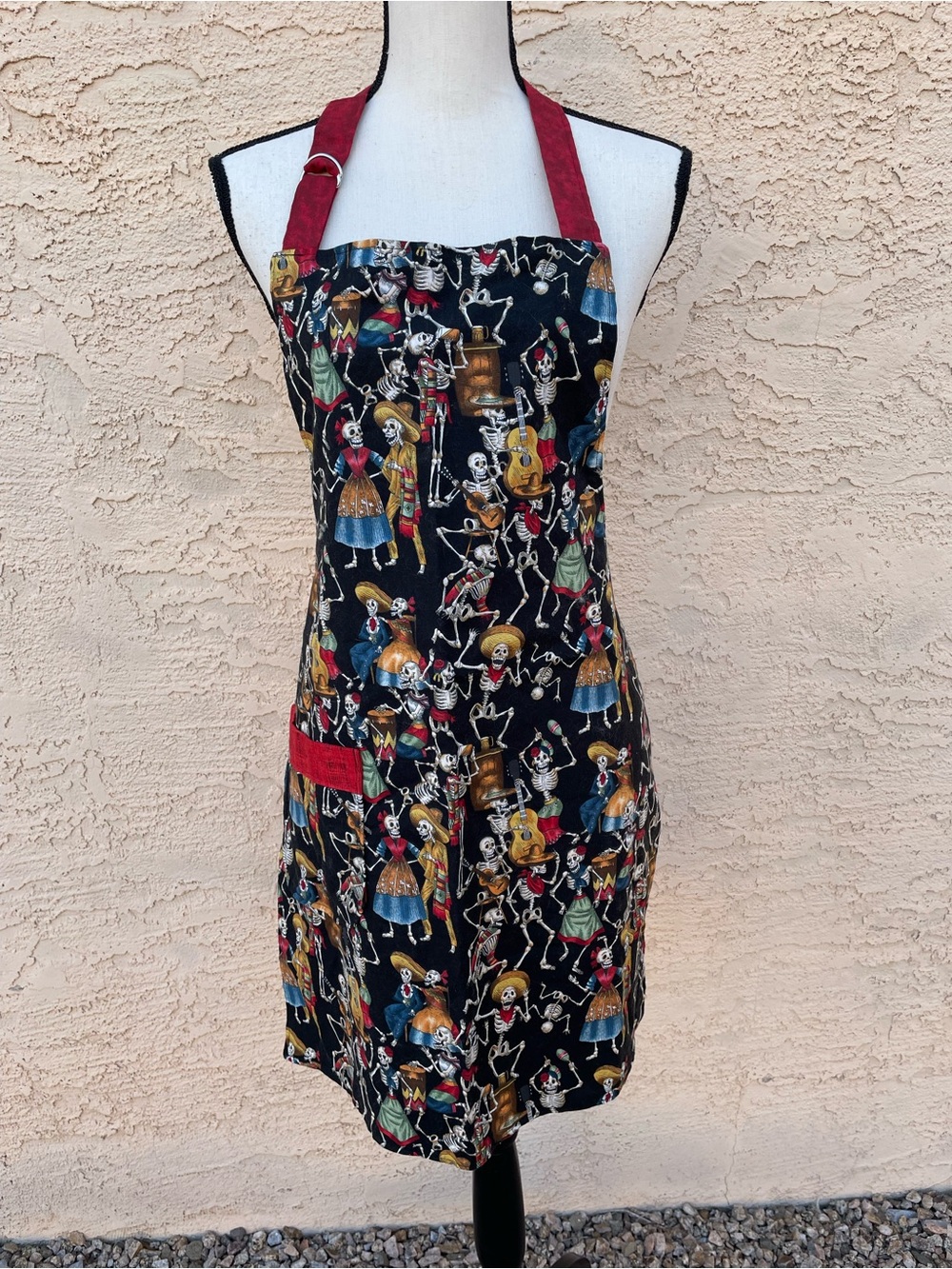 Alexander Henry kitchen apron day of dead sugar skulls skeleton cotton Santa Fe